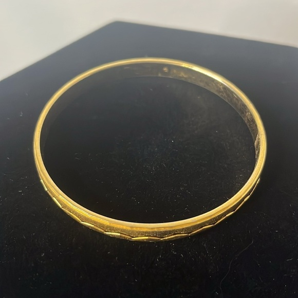 Signed Vintage 1980s Monet Textured Gold Tone Etched Zig Zag Bangle Bracelet - Picture 5 of 5